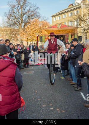 Strada vittoriana intrattenitore a cavallo di un monociclo a Portsmouth Festival Vittoriano di Natale 2016 Foto Stock