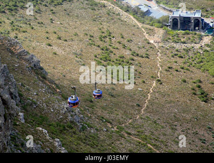 Table Mountain funivia gondole viaggio tra la base e il vertice della montagna, al di sopra di Città del Capo in Sud Africa il 5 marzo 2017. © Giovanni Voos Foto Stock