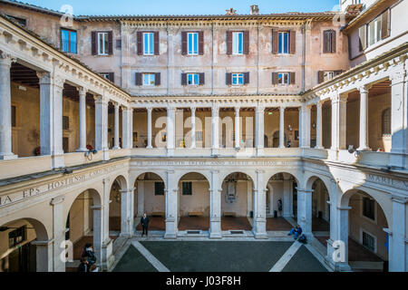 Chiostro del Bramante in Santa Maria della Pace chiesa barocca nei pressi di Piazza Navona Foto Stock