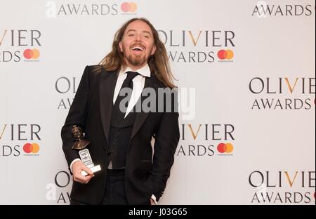 Tim Minchin (festa della mamma) con il premio per il miglior nuovo musical a Olivier Awards 2017, tenutosi presso la Royal Albert Hall di Londra. Foto Stock