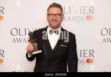 Sir Kenneth Branagh con il premio per il premio speciale a Olivier Awards 2017, tenutosi presso la Royal Albert Hall di Londra. Foto Stock