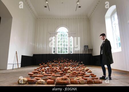 Yorkshire Sculpture Park's Kerry Chase con sospesa in mattoni da Cornelia Parker che funzioni nel West Yorkshire park. Foto Stock