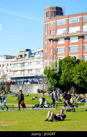 Le persone che si godono il sole primaverile in Giardini inferiori di Bournemouth nel 2017, Dorset, Regno Unito Foto Stock