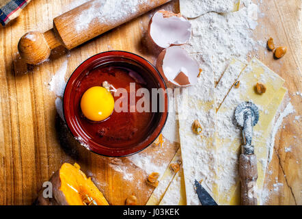 Domenica mattina la cottura di una torta di zucca. Foto Stock