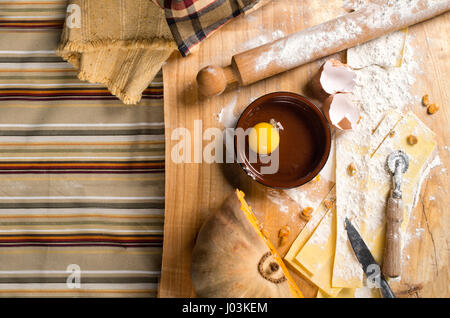 Domenica mattina la cottura di una torta di zucca. Foto Stock