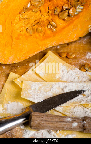 Domenica mattina la cottura di una torta di zucca. Foto Stock