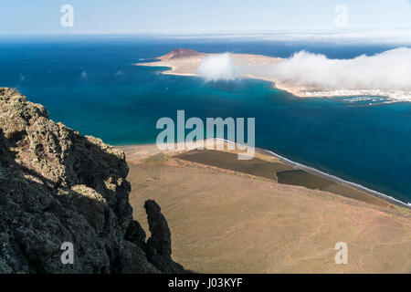 Blick vom Mirador Del Rio auf die Insel La Graciosa und Risco de Famara, Kanarische isole, Spanien | vista dal Mirador Del Rio per La Graciosa è Foto Stock