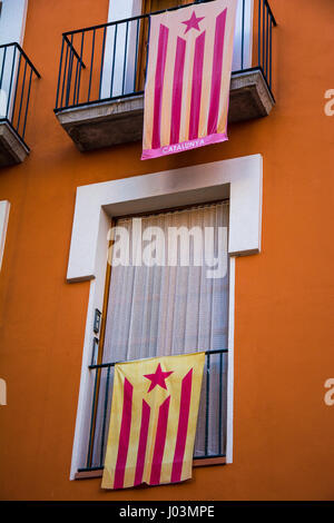 Il catalano independentist bandiere pendenti da balconi Foto Stock