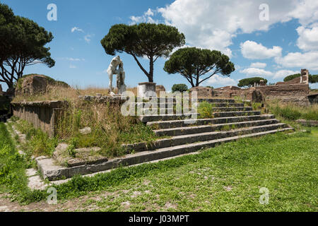 Roma. L'Italia. Ostia Antica. Resti del Tempio di Ercole, ultimo trimestre della seconda o della prima metà del I secolo A.C. Tempio di Ercole. Th Foto Stock