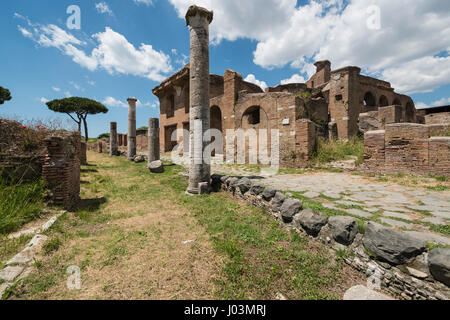 Roma. L'Italia. Ostia Antica. Costruzione di aurighi su aurighi street. Caseggiato degli Aurighi, cardo degli Aurighi. Foto Stock