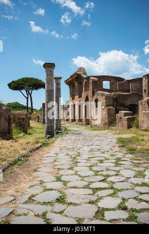 Roma. L'Italia. Ostia Antica. Costruzione di aurighi su aurighi street. Caseggiato degli Aurighi, cardo degli Aurighi. Foto Stock