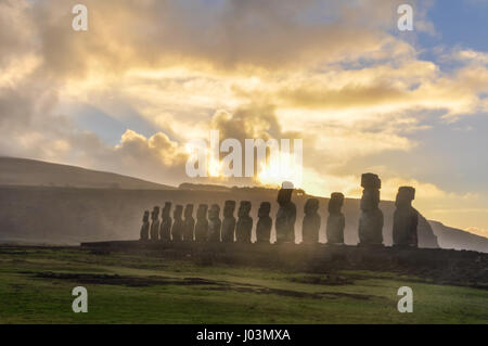 Sunrise a Ahu Tongariki moai sito sulla costa dell'isola di pasqua, Cile Foto Stock