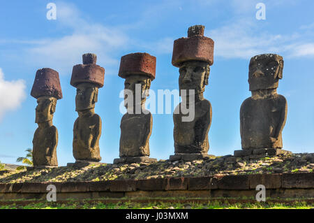 Moai statue in piedi sulla spiaggia di Anakena in Isola di Pasqua, Cile Foto Stock