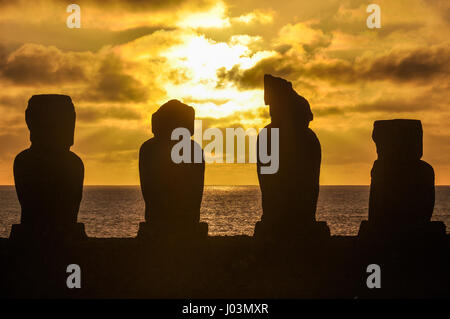 Moai statue al tramonto Ahu Tahai sito, sulla costa dell'isola di pasqua, Cile Foto Stock