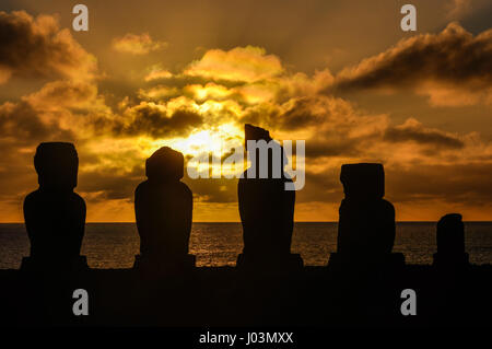 Moai statue al tramonto Ahu Tahai sito, sulla costa dell'isola di pasqua, Cile Foto Stock