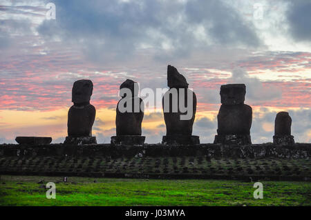 I colori dopo il tramonto a Ahu Tahai sito sull'Isola di Pasqua, Cile Foto Stock