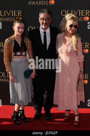 Dolly Loveday, David Baddiel e moglie Morwenna banche (destra) che frequentano il Olivier Awards 2017, tenutosi presso la Royal Albert Hall di Londra. Stampa foto di associazione. Vedere PA storia SHOWBIZ Oliviers. Picture Data: domenica 9 aprile, 2017. Foto di credito dovrebbe leggere: Chris J Ratcliffe/PA FILO Foto Stock