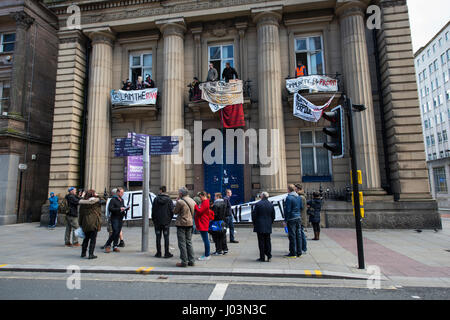 Amore gli attivisti assumere vacante Bank of England edificio in Castle Street, Liverpool a casa e feed senzatetto e traversine ruvida Foto Stock