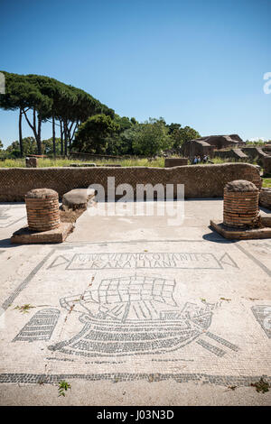 Roma. L'Italia. Ostia Antica. Mosaico di mercantile Romana nave granella da Cagliari, Sardegna, 1st/ II secolo d.c. sul Piazzale delle Corporazioni Foto Stock