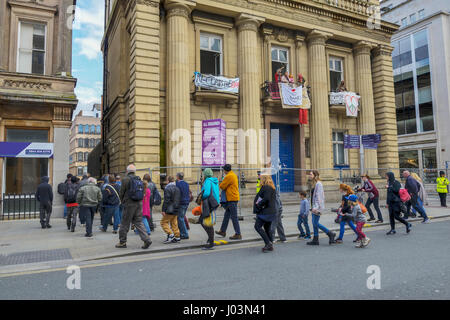 Amore gli attivisti assumere vacante Bank of England edificio in Castle Street, Liverpool a casa e feed senzatetto e traversine ruvida Foto Stock