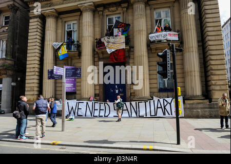 Amore gli attivisti assumere vacante Bank of England edificio in Castle Street, Liverpool a casa e feed senzatetto e traversine ruvida Foto Stock