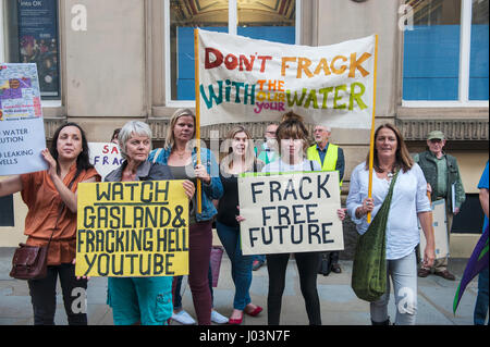 Anti-fracking attivisti stand al di fuori del Municipio di Liverpool mentre attivista locale mani una petizione contro fracking al Consiglio Foto Stock