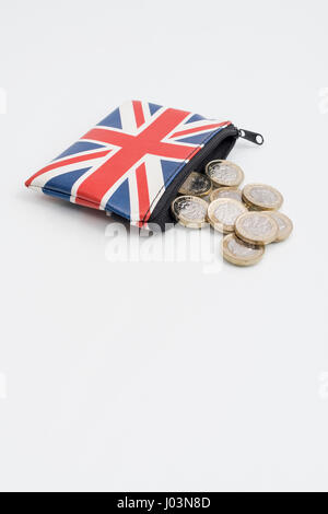 Nuove monete da £1 / una libbra del Regno Unito con un portamonete Union Jack su sfondo semplice. Per "aumento del costo della vita", accessibilità, spendthrift 30, solo contanti Foto Stock