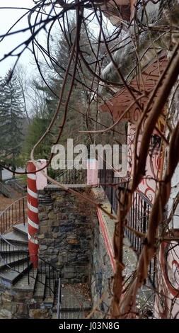 Amburgo, USA: eerie di immagini e riprese video hanno rivelato i resti abbandonati di un inquietante "gingerbread" castello che non verrebbe fuori luogo in una favola dei Fratelli Grimm. Il Drone stupefacente filmato mostra la parte esterna del dipinto in maniera colorata torre mentre all'interno multi-colore di passi conducono fino alla sommità passato figure dipinte di storybook caratteri. Altri vecchio parco dei divertimenti di edifici si trovano in rovine accanto al castello di panpepato mentre un triste Humpty Dumpty figura siede a guardare da una parete nelle immediate vicinanze. Il spooky video e le foto sono state scattate presso il castello di panpepato in Amburgo, New Jersey da Foto Stock