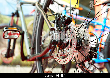Il disco del freno della ruota posteriore sport mountain bike shop in primo piano Foto Stock