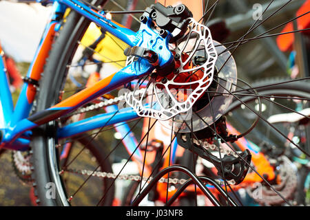 Il disco del freno della ruota posteriore sport mountain bike shop in primo piano Foto Stock