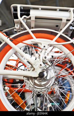 Freno a disco della ruota posteriore di una moderna bicicletta elettrica Foto Stock