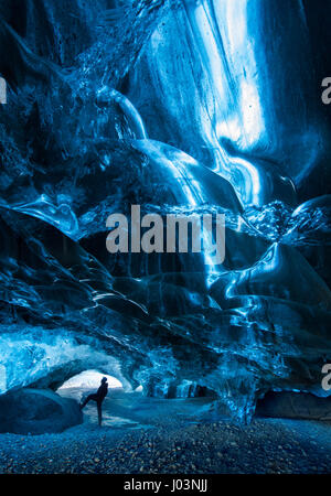 VATNAJÖKULL PARCO NAZIONALE, Islanda: UN SELFIE ghiaccio dal cuore di un ghiacciaio grotta potrebbe essere la più spettacolare potrai vedere questo inverno. Guardando come se una cascata è stato solido congelato, questa incredibile immagine è totalmente ultraterreno. Altre immagini di questa serie mostrano gli interni di ghiaccio-grotte dove ghiaccio fondente ha lasciato una scia di modelli intricati sulla sua discesa, mentre colpiti gli escursionisti pongono per selfies. Fotografo americano Ian Impianto (43), trascorso un totale di tre giorni e visitato tre diverse grotte di ghiaccio in Vatnajökull Parco Nazionale, Islanda per catturare questi incredibili im Foto Stock