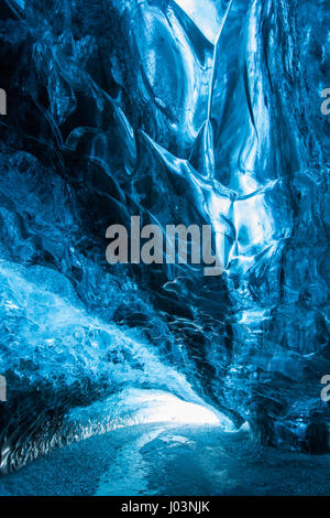 VATNAJÖKULL PARCO NAZIONALE, Islanda: UN SELFIE ghiaccio dal cuore di un ghiacciaio grotta potrebbe essere la più spettacolare potrai vedere questo inverno. Guardando come se una cascata è stato solido congelato, questa incredibile immagine è totalmente ultraterreno. Altre immagini di questa serie mostrano gli interni di ghiaccio-grotte dove ghiaccio fondente ha lasciato una scia di modelli intricati sulla sua discesa, mentre colpiti gli escursionisti pongono per selfies. Fotografo americano Ian Impianto (43), trascorso un totale di tre giorni e visitato tre diverse grotte di ghiaccio in Vatnajökull Parco Nazionale, Islanda per catturare questi incredibili im Foto Stock