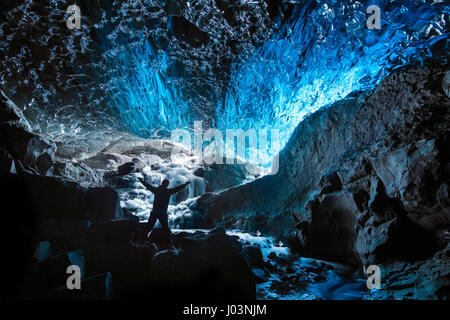 VATNAJÖKULL PARCO NAZIONALE, Islanda: UN SELFIE ghiaccio dal cuore di un ghiacciaio grotta potrebbe essere la più spettacolare potrai vedere questo inverno. Guardando come se una cascata è stato solido congelato, questa incredibile immagine è totalmente ultraterreno. Altre immagini di questa serie mostrano gli interni di ghiaccio-grotte dove ghiaccio fondente ha lasciato una scia di modelli intricati sulla sua discesa, mentre colpiti gli escursionisti pongono per selfies. Fotografo americano Ian Impianto (43), trascorso un totale di tre giorni e visitato tre diverse grotte di ghiaccio in Vatnajökull Parco Nazionale, Islanda per catturare questi incredibili im Foto Stock