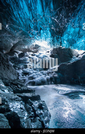 VATNAJÖKULL PARCO NAZIONALE, Islanda: UN SELFIE ghiaccio dal cuore di un ghiacciaio grotta potrebbe essere la più spettacolare potrai vedere questo inverno. Guardando come se una cascata è stato solido congelato, questa incredibile immagine è totalmente ultraterreno. Altre immagini di questa serie mostrano gli interni di ghiaccio-grotte dove ghiaccio fondente ha lasciato una scia di modelli intricati sulla sua discesa, mentre colpiti gli escursionisti pongono per selfies. Fotografo americano Ian Impianto (43), trascorso un totale di tre giorni e visitato tre diverse grotte di ghiaccio in Vatnajökull Parco Nazionale, Islanda per catturare questi incredibili im Foto Stock