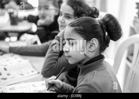 L OLIVO scuola insegna turco siriano per i bambini rifugiati ad Istanbul in Turchia. Foto Stock