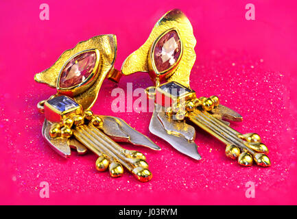 Blu e Magenta Topaz earing gioielli in oro Foto Stock