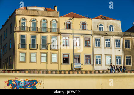 Edifici residenziali sul colonnello Raul Peres Street in Foz do Douro distretto della città di Porto, la seconda più grande città in Portogallo Foto Stock