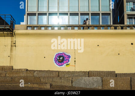 Pokemon Vai graffiti sul colonnello Raul Peres Street in Foz do Douro distretto della città di Porto, la seconda più grande città in Portogallo Foto Stock