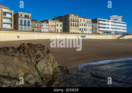 Vista dalla spiaggia il colonnello Raul Peres Street in Foz do Douro distretto della città di Porto, la seconda più grande città in Portogallo Foto Stock