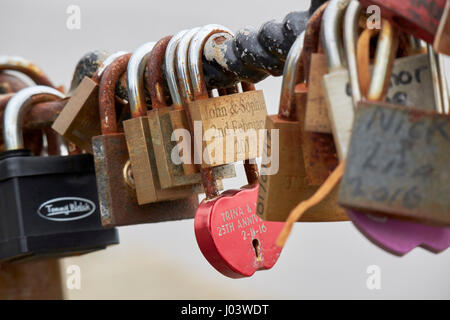 Amore blocca attaccata alla recinzione al Albert Dock Liverpool Regno Unito Foto Stock