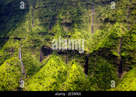 Vista aerea di torrenti, cascate e lussureggiante paesaggio, Kauai, Hawaii, STATI UNITI D'AMERICA Foto Stock