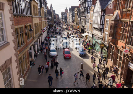 Acquirenti e turisti rendendo il loro modo attraverso Eastgate Street nel centro della città Foto Stock