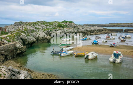 Barche ormeggiate nel porto di Islares Cantabria, Spagna settentrionale Foto Stock