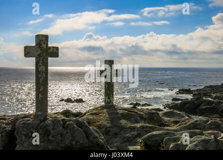 Croce di pietra monumenti dal mare nel tardo pomeriggio, Costa da Morte, Galizia Foto Stock