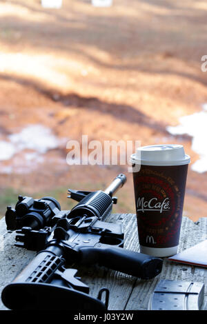 AR15 fucile in stile con la portata e la tazza di caffè a Leeds campo esterno vicino a Carlisle, SC. Foto Stock