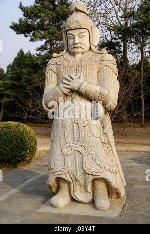 Statua del generale sul lato della Via Sacra vicino le Tombe dei Ming. Pechino, Cina Foto Stock