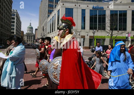 04092017 - Indianapolis, Indiana, Stati Uniti d'America: adoratori in lingua spagnola servizio religioso presso la cattedrale di Christ Church di partecipare in una Domenica delle Palme processione il Monument Circle nel centro di Indianapolis, Indiana. Cristo chiesa parrocchiale è stato formalmente organizzato nel 1837. La chiesa attuale edificio fu eretto nel 1857 per sostituire la parrocchia la prima chiesa costruita sullo stesso sito. (Jeremy Hogan) Foto Stock