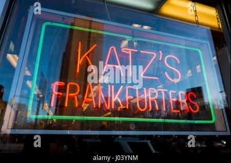 Una finestra e insegna al neon a Katz ebraica Delicatessen nel Lower East Side di New York City Foto Stock