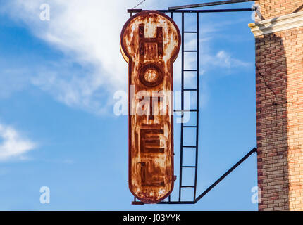 Vecchio arrugginito hotel segno appeso su un angolo della costruzione nel Greenwich Village di Manhattan New York City NYC Foto Stock